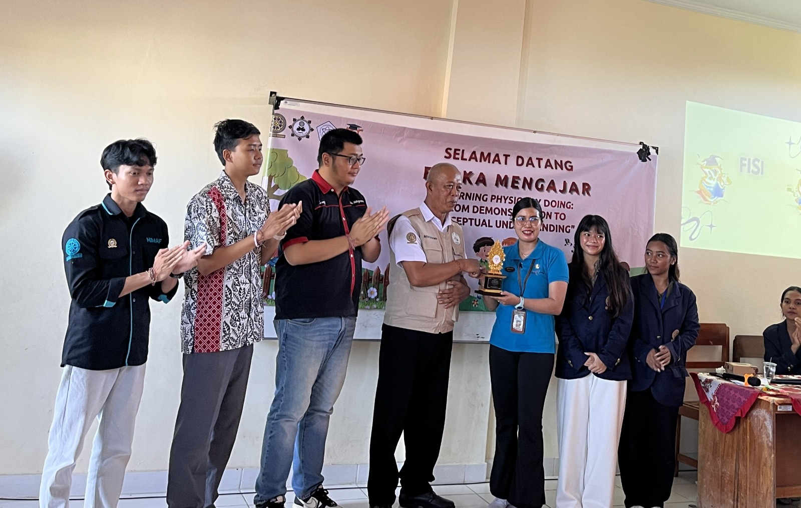 Kenalkan Sains Sejak Dini, "Fisika Mengajar" Hadirkan Eksperimen Kincir Air hingga Robotika di SD Negeri 4 Panjer